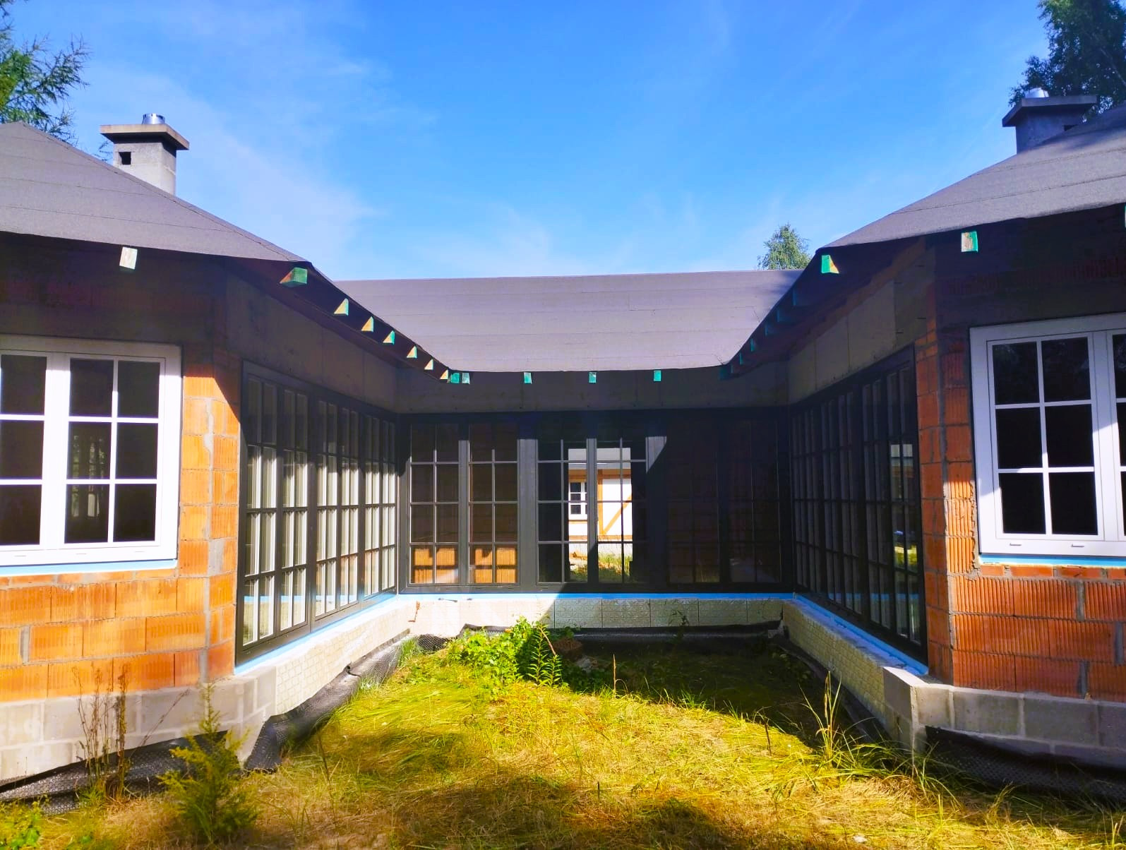 Okna drewniane ze szprosem.