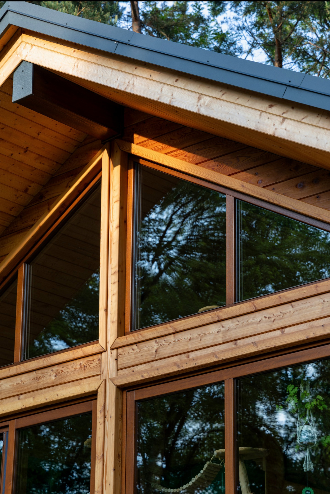 Okna drewniane o nietypowym kształcie.