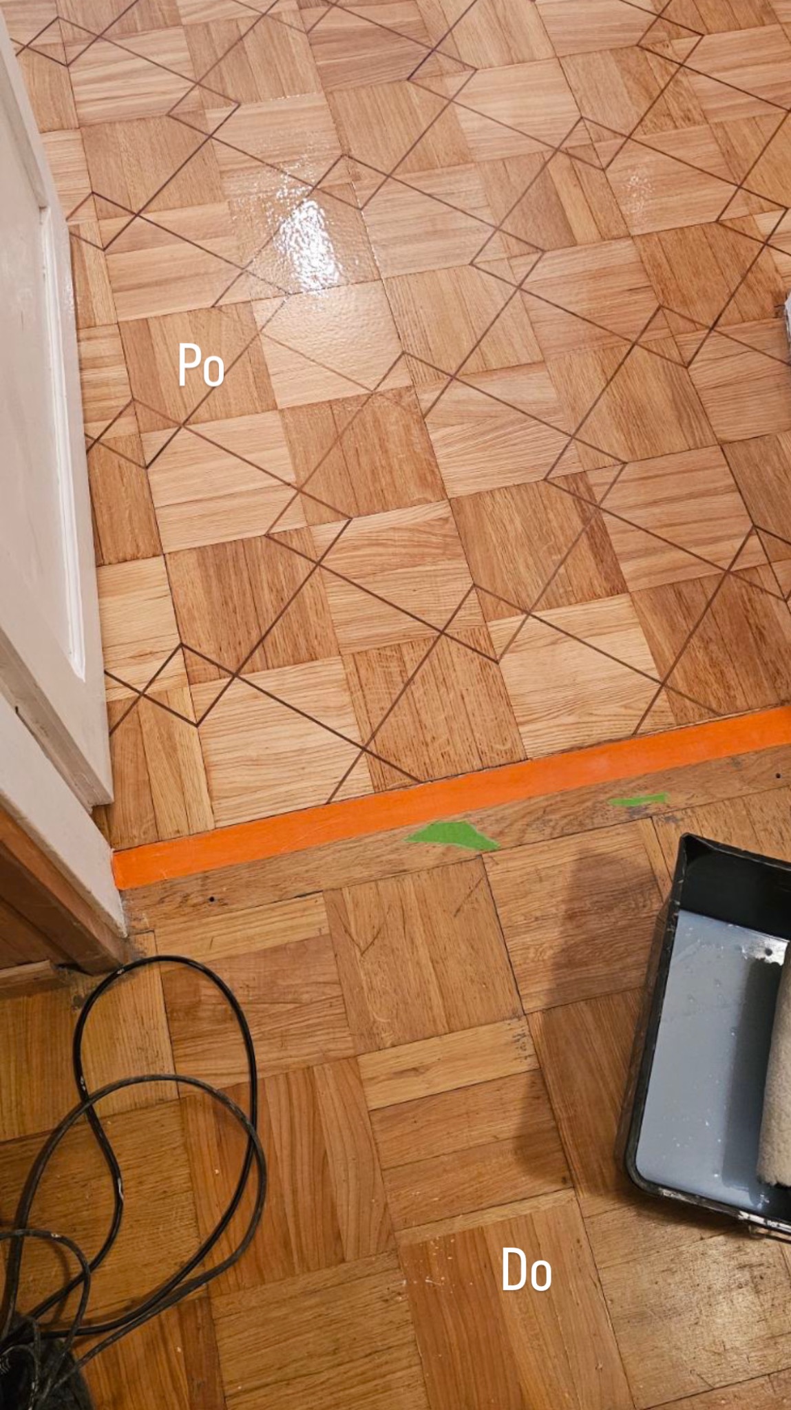 Parkiet po renowacji, widoczny fragment odnowionej podłogi z połyskiem, kontrastujący z obszarem 'przed' z matowym wykończeniem. Taśma malarska zabezpiecza krawędzie.