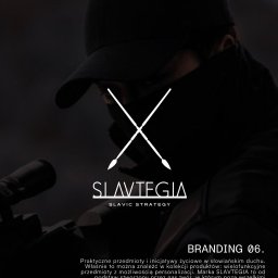 33 STUDIO Design - Portfolio marki SLAVTEGIA z motywem słowiańskim. Logo z dwoma skrzyżowanymi włóczniami, ciemne tło, tekst o wielofunkcyjnych produktach i projektowaniu.