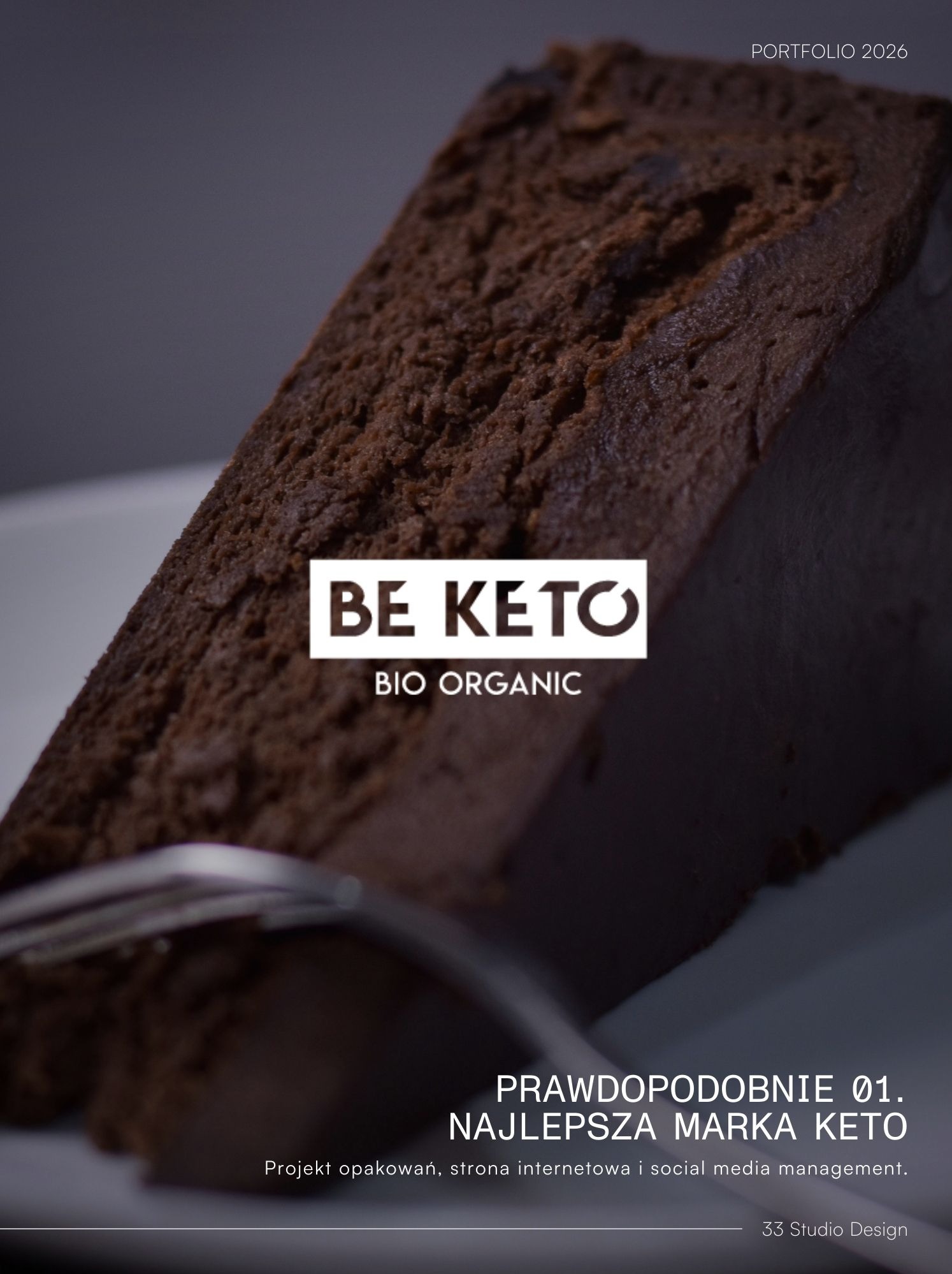 Kawałek czekoladowego ciasta keto z logo 'Be Keto Bio Organic', widelec w kadrze. Projekt opakowań, strona internetowa i social media management. Portfolio 2026.