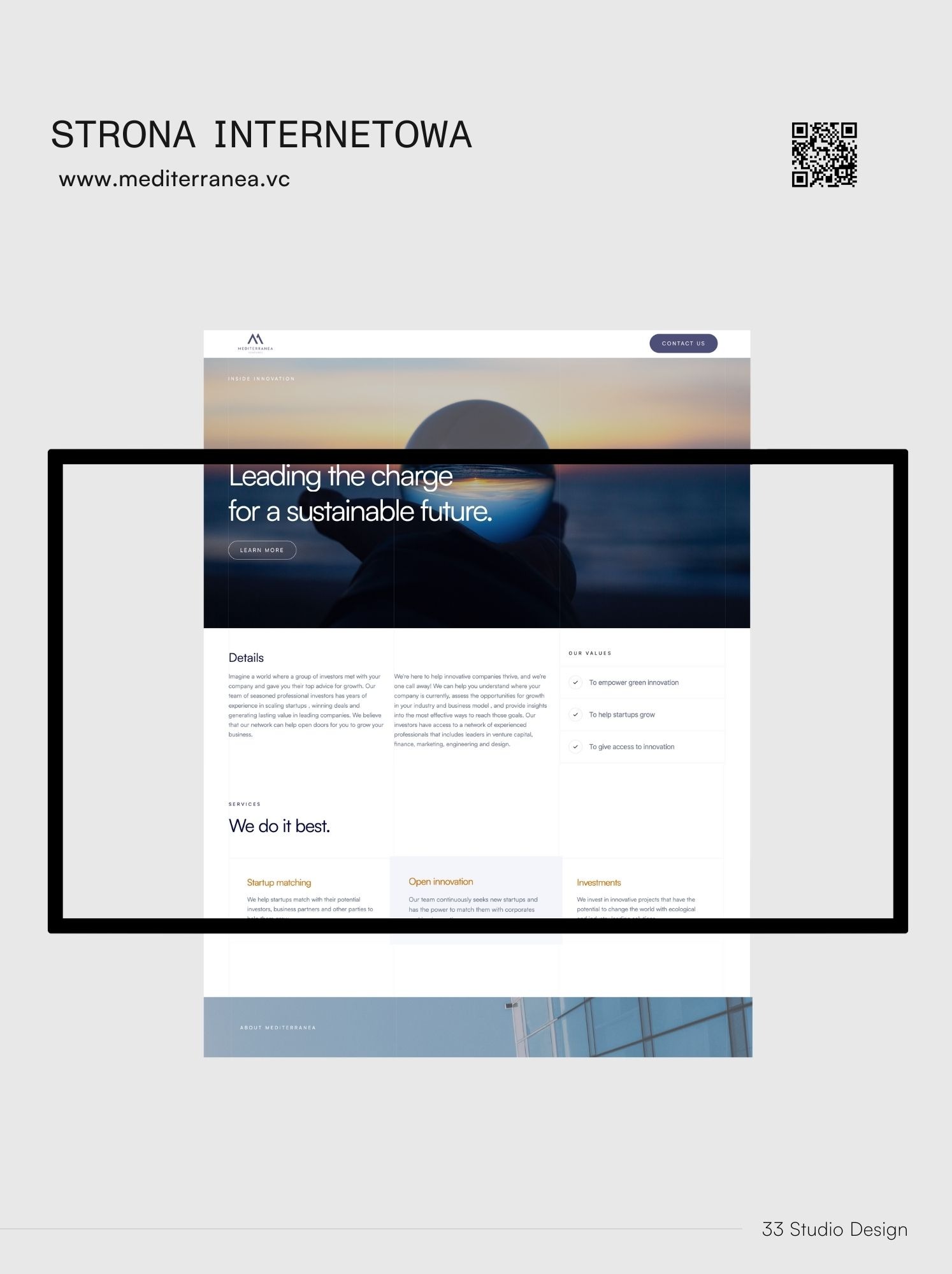 Strona internetowa firmy Mediterranea na ekranie laptopa. Minimalistyczny design z hasłem o zrównoważonej przyszłości. Widoczny adres www i kod QR.