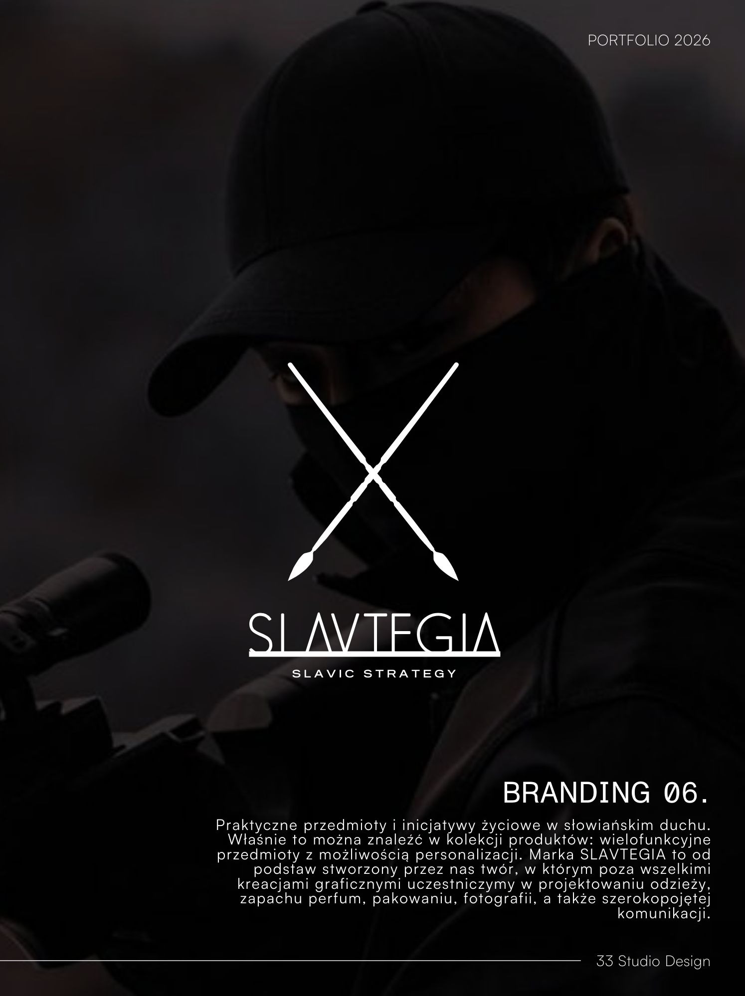 Portfolio marki SLAVTEGIA z motywem słowiańskim. Logo z dwoma skrzyżowanymi włóczniami, ciemne tło, tekst o wielofunkcyjnych produktach i projektowaniu.