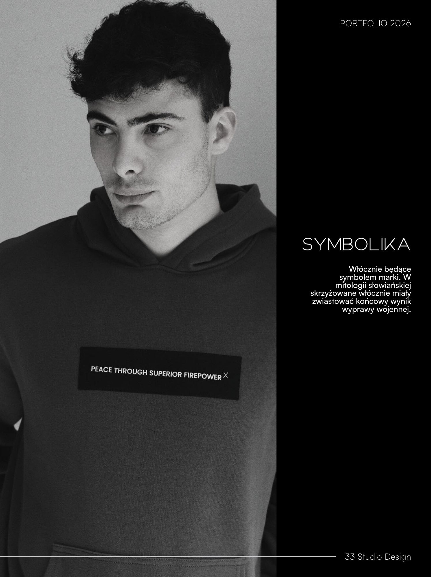 Męski model prezentuje bluzę z kapturem i napisem 'PEACE THROUGH SUPERIOR FIREPOWER X'. Obok tekst 'SYMBOLIKA' i opis włóczni jako symbolu marki. Portfolio 2026.