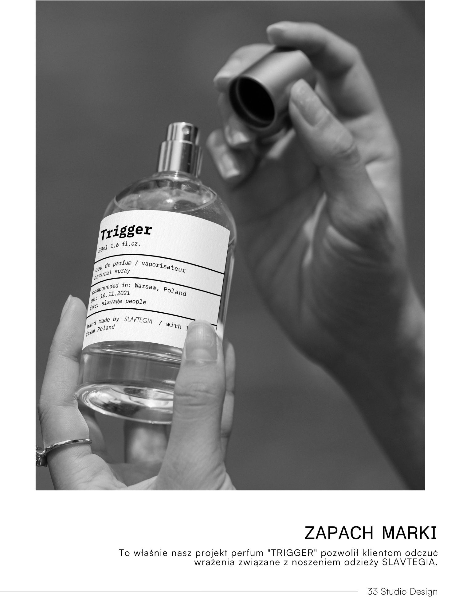 Czarno-białe zdjęcie dłoni trzymającej flakon perfum 'Trigger' marki SLAVTEGIA, z widocznym metalowym korkiem w drugiej dłoni. Minimalistyczny design i etykieta.