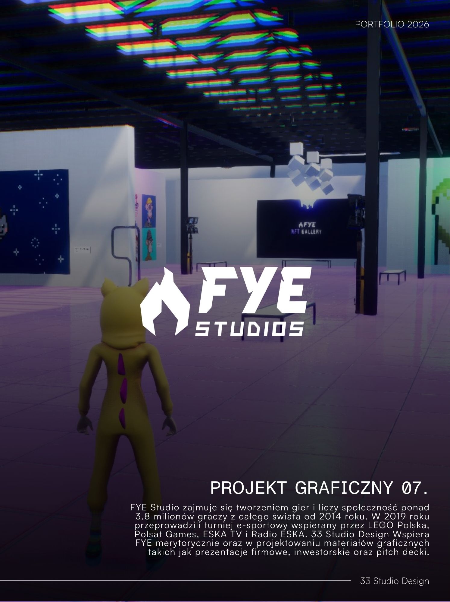 Wirtualna galeria FYE Studios z postacią w kostiumie, prezentująca projekt graficzny 07. Widoczne logo firmy i tekst o tworzeniu gier. Portfolio 2026 w rogu.