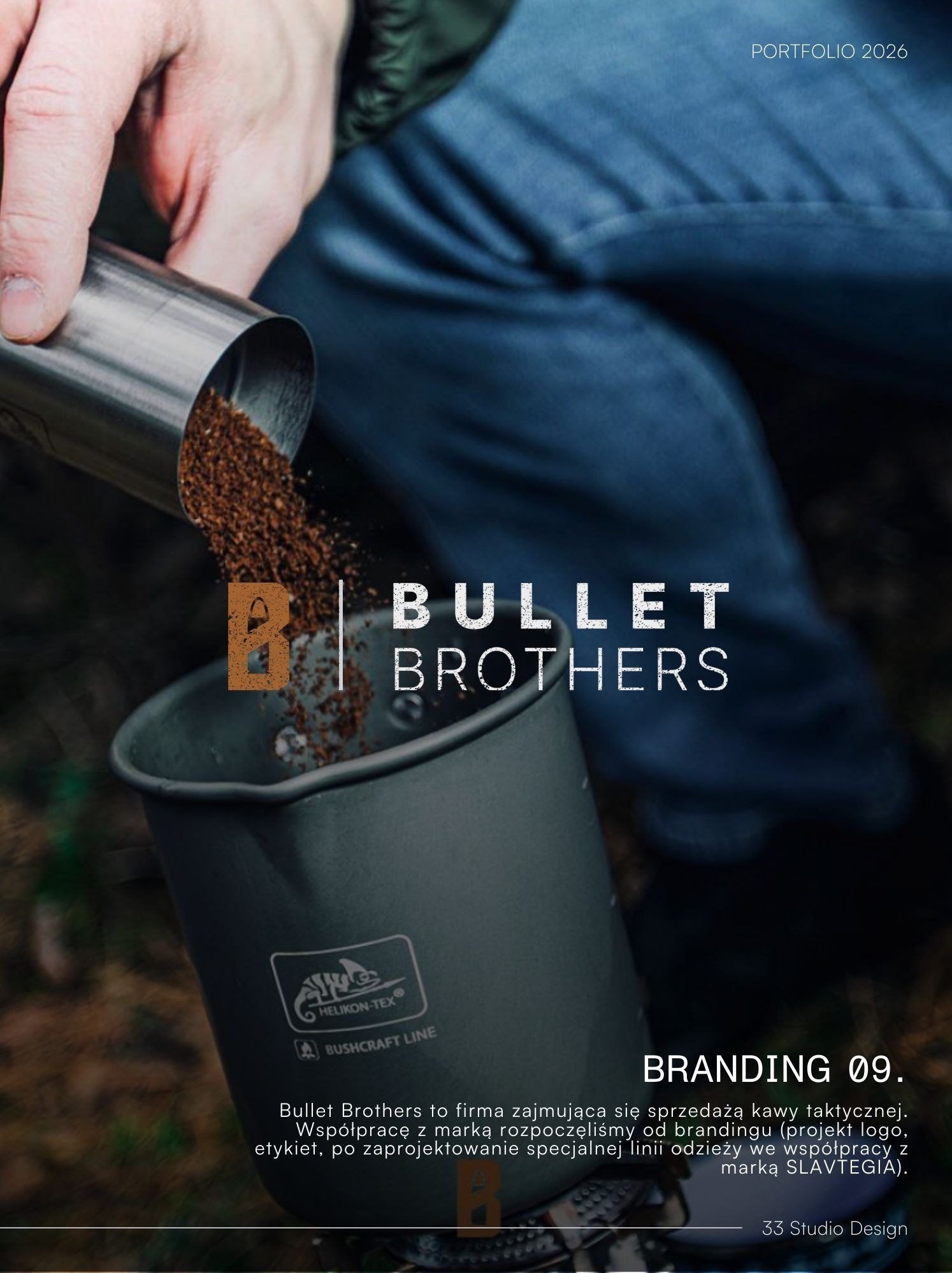 Branding kawy taktycznej 'Bullet Brothers': logo, etykiety i projekt linii odzieży. Portfolio 2026, 33 Studio Design. Osoba wsypuje kawę do kubka.