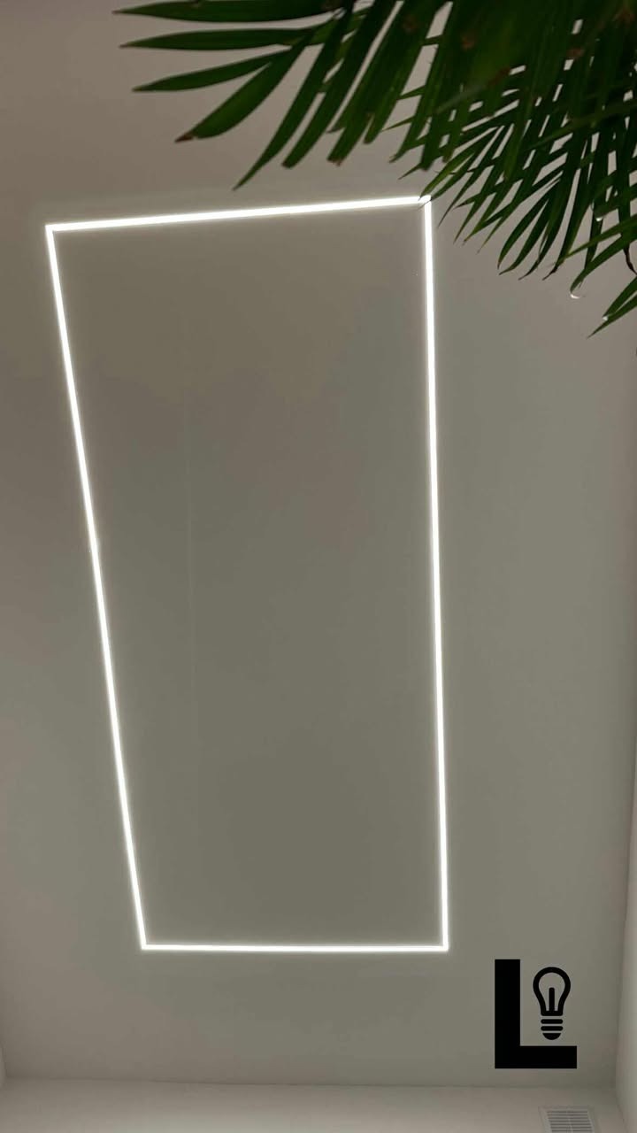 Minimalistyczne oświetlenie sufitowe LED w kształcie prostokąta, z rośliną w rogu, wykonane w Głuchołazach. Nowoczesny design i precyzyjny montaż.