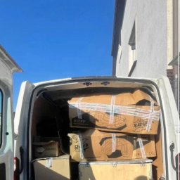 Mateusz Borkowski Trans Factory - Załadunek kartonów i skrzyni do busa w Dąbrowie Górniczej. Przeprowadzka z użyciem profesjonalnego transportu.