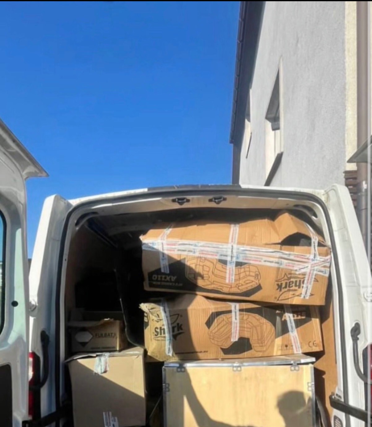 Załadunek kartonów i skrzyni do busa w Dąbrowie Górniczej. Przeprowadzka z użyciem profesjonalnego transportu.