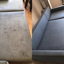 ALLCLEAN Usługi Sprzątające JOACHIM SCHÄFER - Sofa narożna przed i po praniu tapicerki. Lewa strona z widocznymi plamami, prawa strona czysta, w jednolitym kolorze. Widoczne drewniane panele podłogowe.
