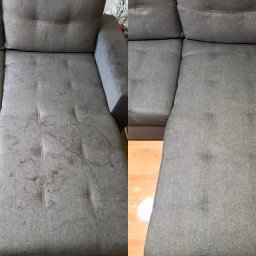 ALLCLEAN Usługi Sprzątające JOACHIM SCHÄFER - Szara kanapa przed i po praniu tapicerki. Po lewej widoczne plamy, po prawej czysta powierzchnia. Fragment węża odkurzacza widoczny w lewym dolnym rogu.