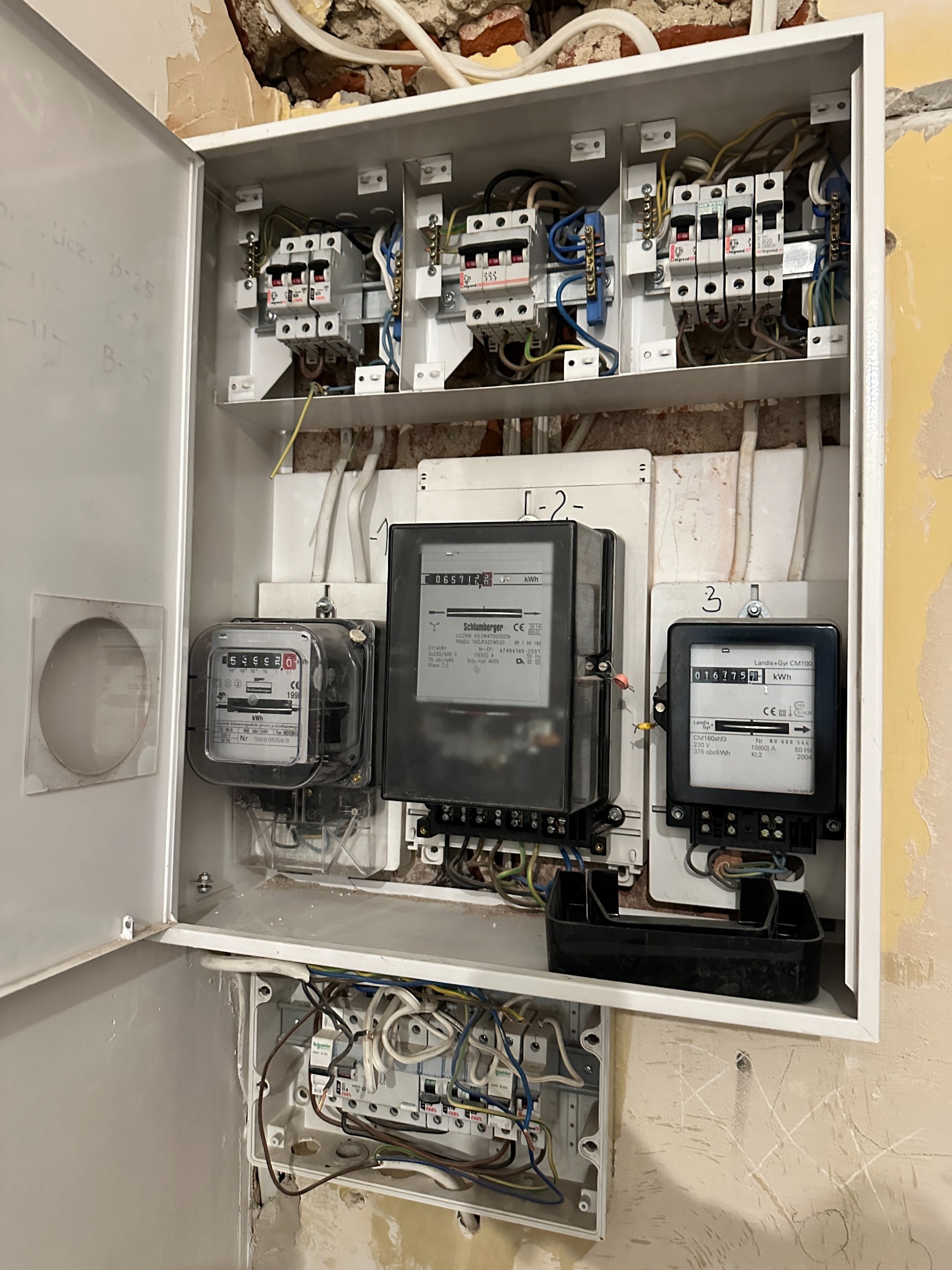 Montaż nowej rozdzielnicy w budynku użyteczności publicznej - efekt przed