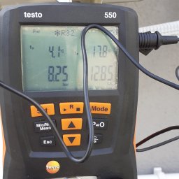 Martin Serwis - Miernik Testo 550 z wyświetlonymi parametrami pracy klimatyzacji, w tym ciśnienie i temperatura czynnika R32. Widoczne zawory i przewody pomiarowe.