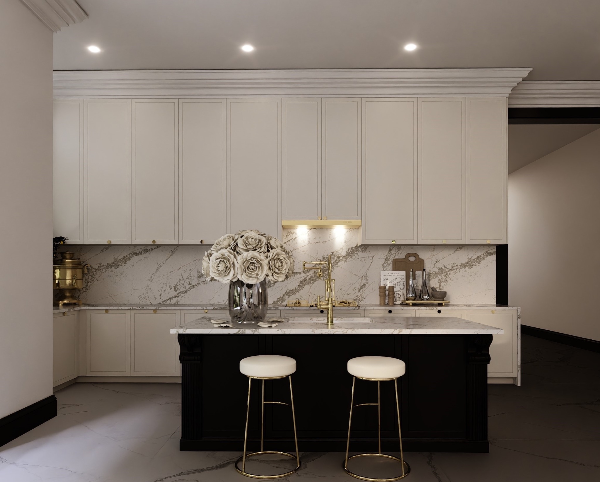 Elegancka kuchnia z wyspą, białymi szafkami i marmurowym blatem. Na wyspie wazon z białymi różami i dwa złote hokery. Oświetlenie punktowe.