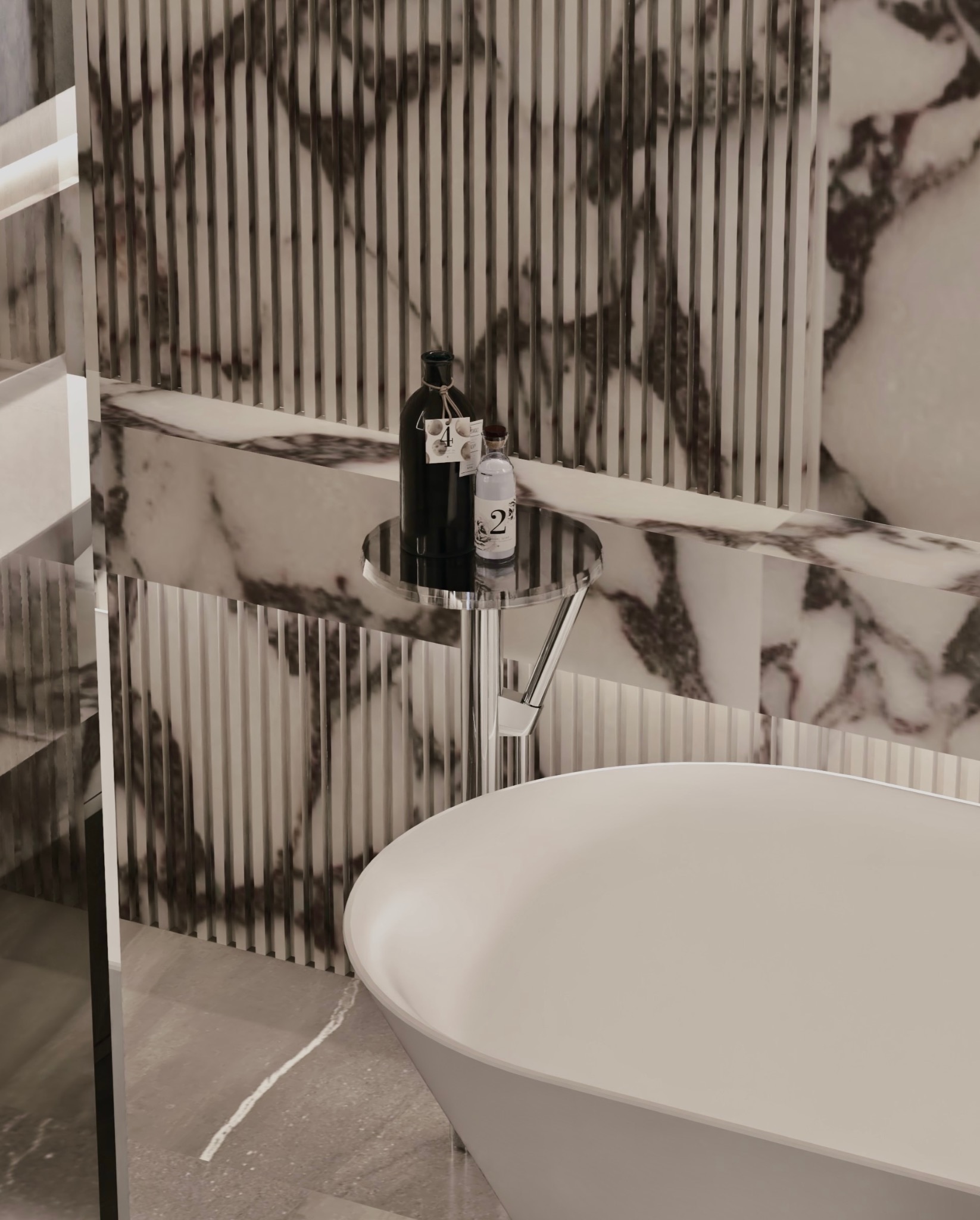 Nowoczesna łazienka z wolnostojącą wanną, marmurowymi ścianami i chromowanym stolikiem z dekoracyjnymi butelkami. Minimalistyczny design, stonowana kolorystyka.