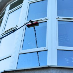 Declean Mycie Ciśnieniowe - Mycie szyb zewnętrznych budynku – precyzja, bezpieczeństwo i perfekcyjny efekt.