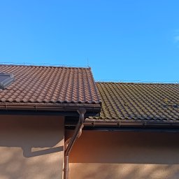 Declean Mycie Ciśnieniowe - Czysty, brązowy dach z oknem dachowym obok zabrudzonego, porośniętego mchem dachu, ukazujący efekt czyszczenia pod błękitnym niebem.