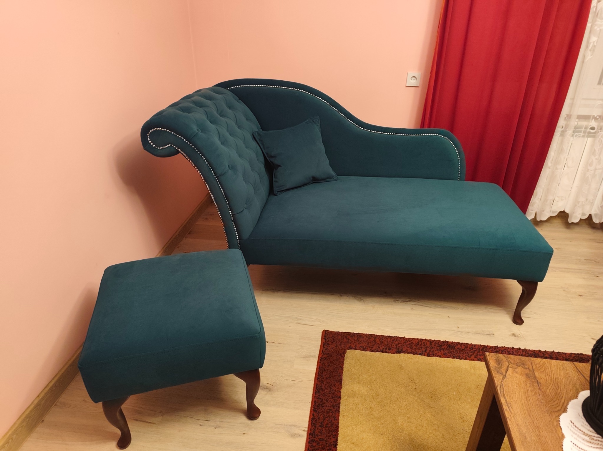 Szezlong z podnóżkiem