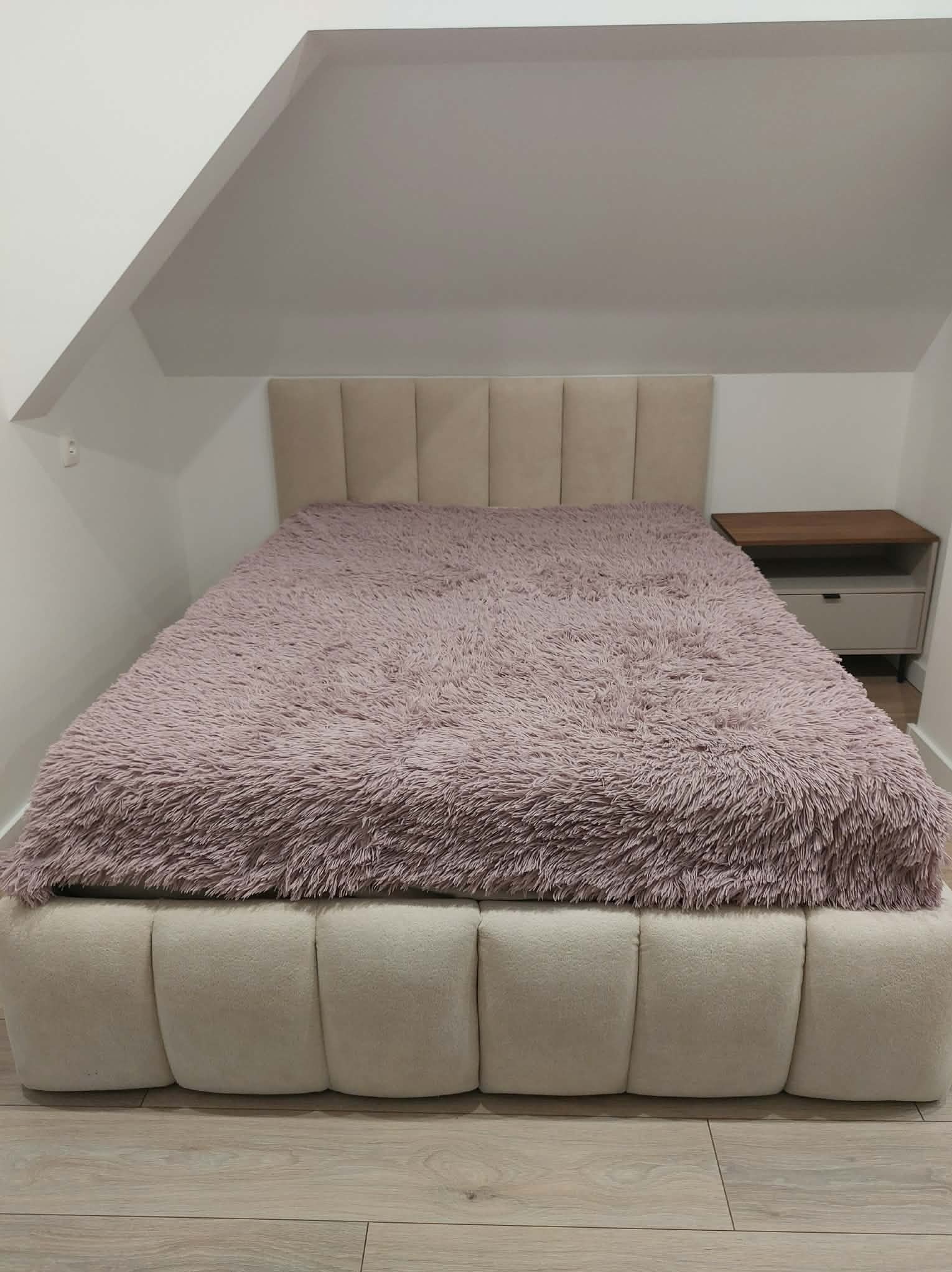 Łóżko sypialniane z pojemnikiem na pościel 140x200