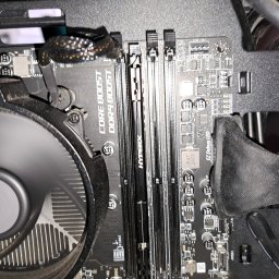 MMSerwis - Płyta główna komputera stacjonarnego z zainstalowaną pamięcią RAM HyperX i chłodzeniem procesora. Widoczne elementy elektroniki i złącza.