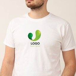 EMPIK FOTO SPÓŁKA Z OGRANICZONĄ ODPOWIEDZIALNOŚCIĄ - Mężczyzna w białej koszulce z nadrukowanym zielonym logo 'LOGO business'. Prezentacja projektu graficznego na odzieży.