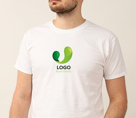 Mężczyzna w białej koszulce z nadrukowanym zielonym logo 'LOGO business'. Prezentacja projektu graficznego na odzieży.