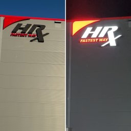 Stork Studio Adam Stachulski - Dwie wersje reklamy 3D biurowca: dzienna z czarnym logo i nocna z podświetlonym na biało logo 'HRx Fastest Way' na szarym tle.