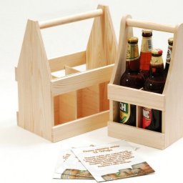 Stork Studio Adam Stachulski - Dwa drewniane nosidła na piwo, jedno puste, drugie z butelkami, oraz ulotki reklamowe z logo sklepu na białym tle. Jasne drewno, naturalne światło.