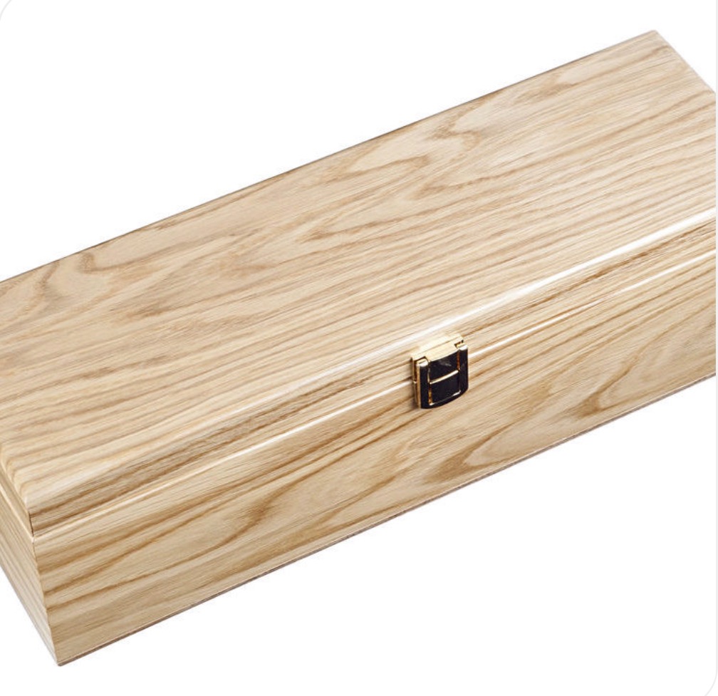 Drewniane pudełko z jasnego drewna z widocznym usłojeniem i metalowym zapięciem. Idealne na ulotki lub naklejki reklamowe, prezentowane w elegancki sposób.