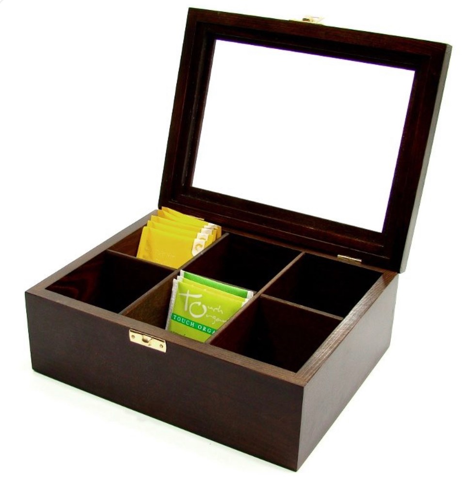 Otwarta, drewniana szkatułka na herbatę z przegródkami, wypełniona kolorowymi saszetkami herbat. Widoczny zamek i przeszklone wieko.