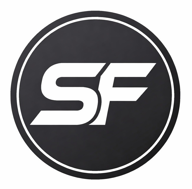 Białe litery 'SF' w czarnym okręgu z białą obwódką. Minimalistyczny logotyp z geometrycznym fontem, umieszczony centralnie na białym tle.