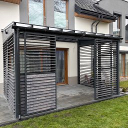 Zadaszenie poliwęglan komorowy, konstrukcja stalowa ocynkowana, kolor RAL 7016 Mat, drzwi przesuwne, wypełnienie ruchome deseczki.