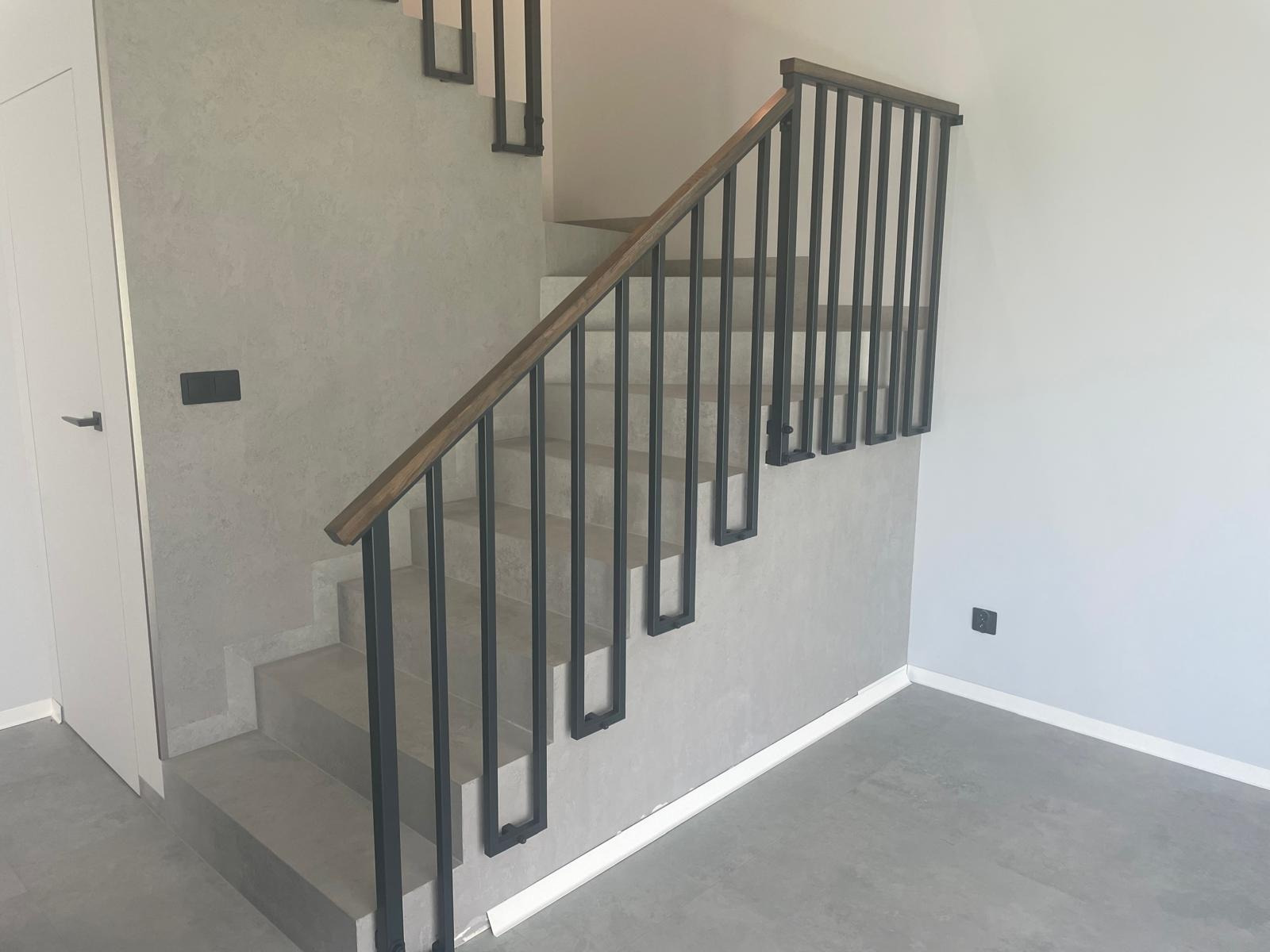 Balustrada, stal lakierowana proszkowo, poręcz drewniana dębowa.