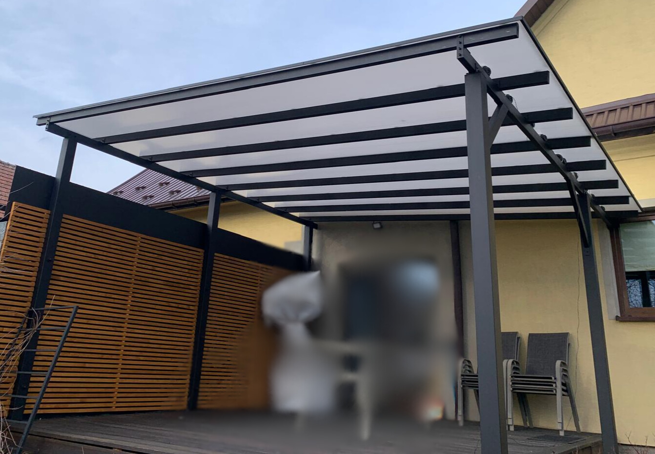 Zadaszenie z poliwęglanu komorowego w wersji opal/mlecznej, stal ocynkowana, lakierowana na kolor czarny półmaat.