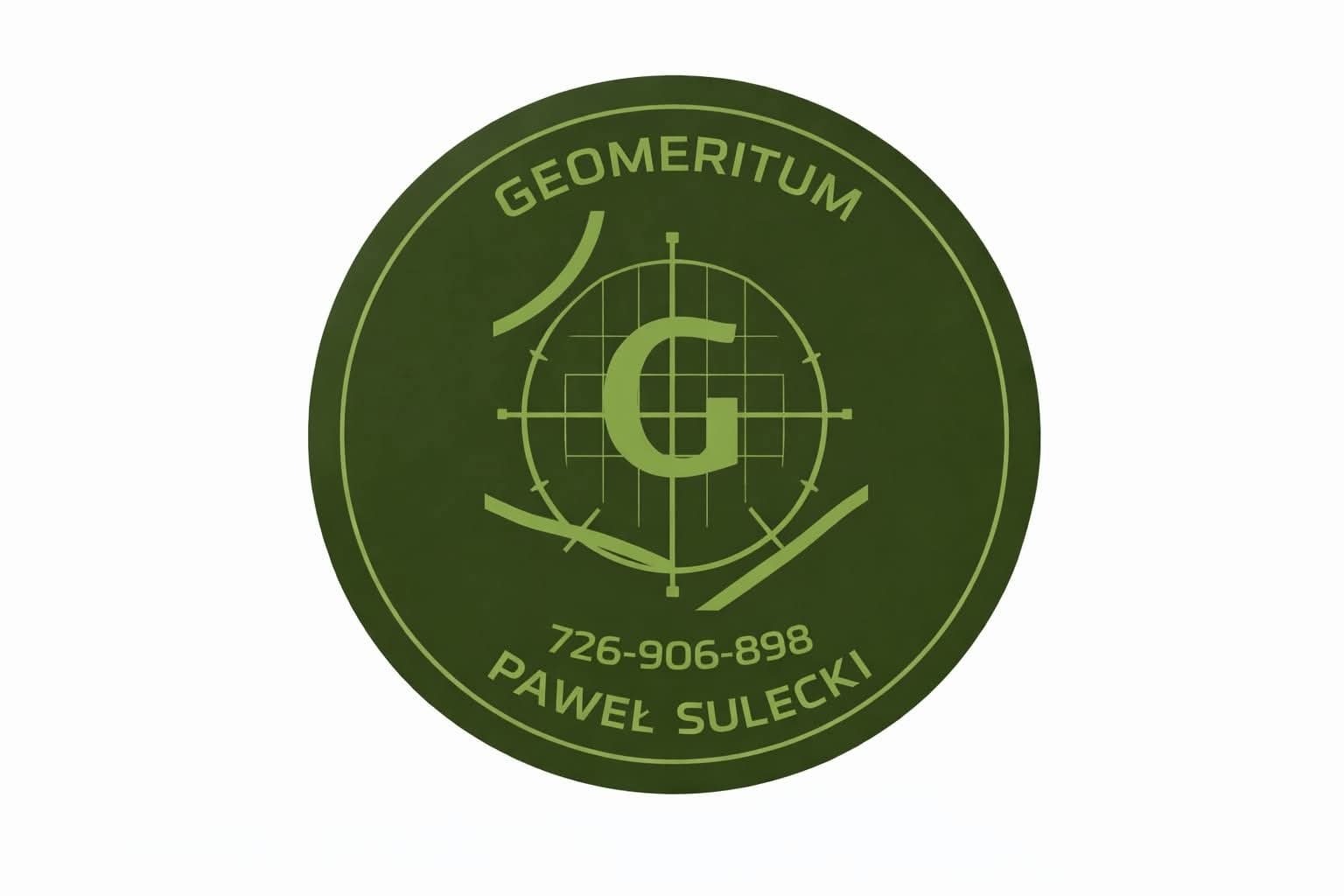 Zielone logo firmy Geomeritum z literą G w celowniku, numerem telefonu i imieniem Paweł Sulecki na białym tle. Okrągły kształt, stonowana kolorystyka.