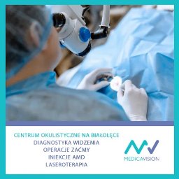 Medica Vision Warszawa - Okulistyka - Optyk - Operacja zaćmy w toku: zbliżenie na oko pacjenta pod mikroskopem operacyjnym, dłonie lekarza w rękawicach wykonują zabieg. Precyzja i nowoczesna technologia w służbie zdrowia wzroku.