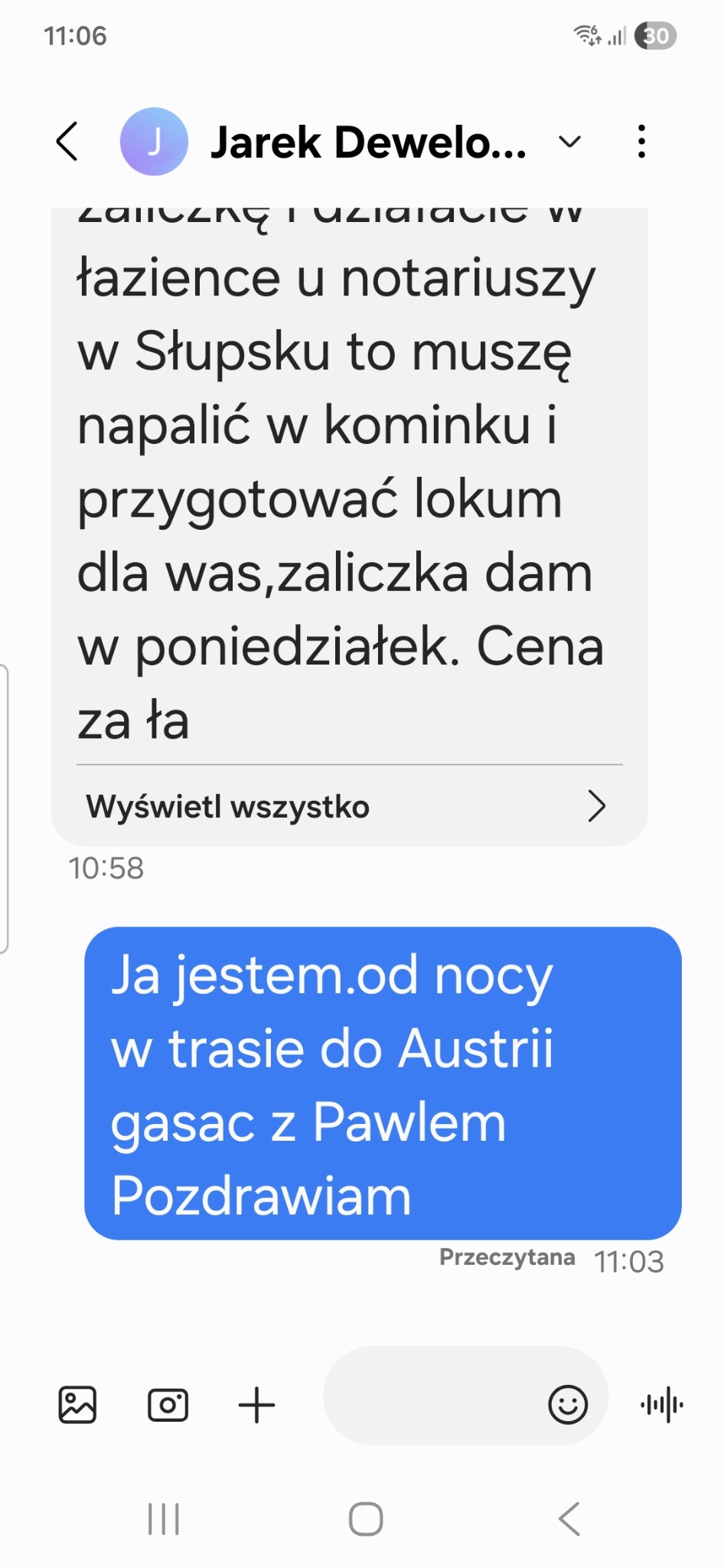 Zrzut ekranu konwersacji SMS z treścią dotyczącą zaliczki, łazienki u notariusza w Słupsku i podróży do Austrii. Wiadomości w dymkach na jasnym tle.