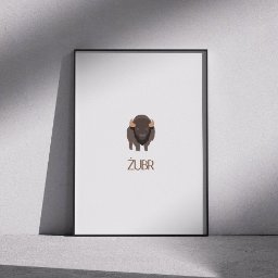 Zuzanna Emilia - Ilustracja żubra w minimalistycznym stylu, umieszczona w czarnej ramce, oparta o szarą ścianę i podłogę. Pod ilustracją widnieje napis 'ŻUBR'.