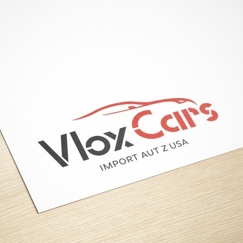 Logo 'Vlox Cars' z grafiką czerwonego auta na białym papierze, leżącym na drewnianym blacie. Napis 'IMPORT AUT Z USA' pod nazwą firmy.