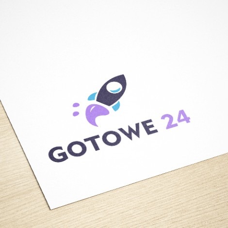 Logo 'GOTOWE 24' z motywem rakiety w odcieniach fioletu i błękitu, wydrukowane na białym papierze leżącym na drewnianym blacie. Ujęcie z lekkiego ukosa.