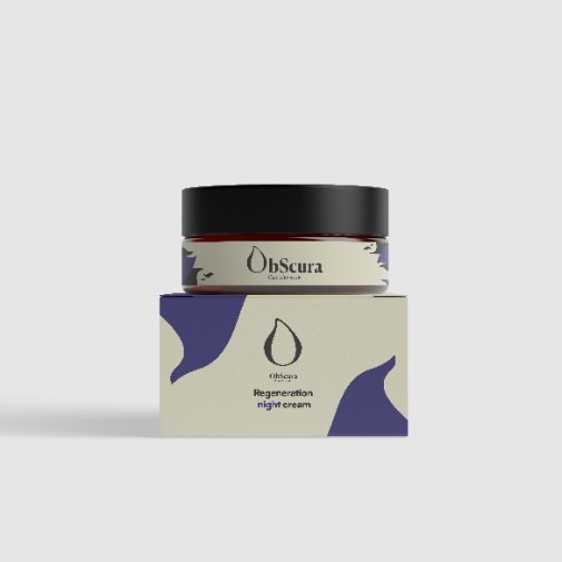 Krem do twarzy w szklanym słoiczku z czarną nakrętką, stojący na pudełku z logo i nazwą 'Obscura Regeneration night cream'. Stonowana kolorystyka, minimalistyczny design.