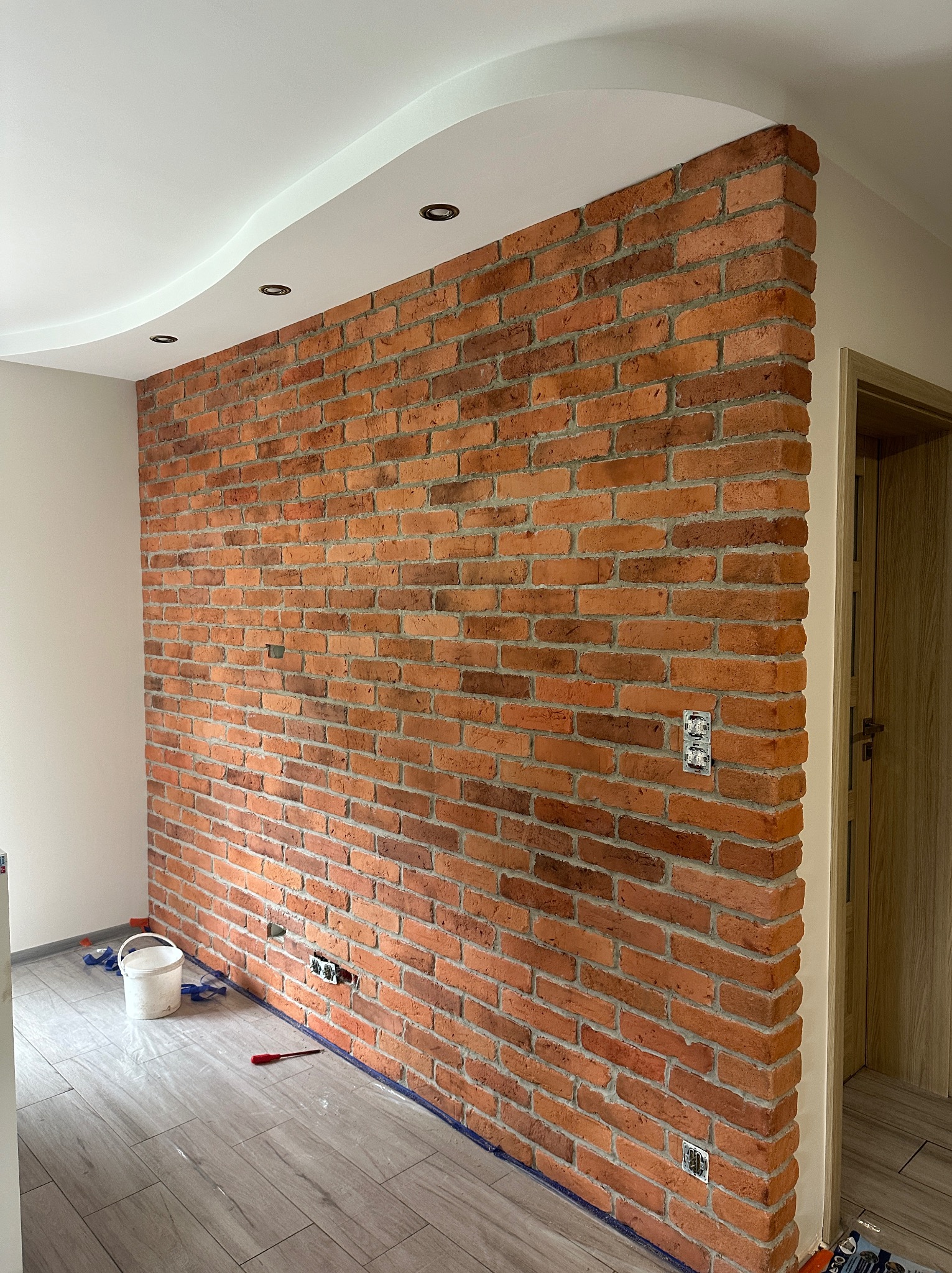 Cegła z fugą cementową