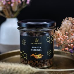 Pierzga to złoto pszczół – produkt, który stanowi esencję zdrowia. Zawiera witaminy A, C, E oraz z grupy B, a także minerały takie jak cynk, selen, magnez i potas. Dzięki wysokiej zawartości białka i aminokwasów wspiera regenerację oraz poprawia trawienie