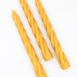 Świece z wosku pszczelego to naturalne źródło ciepłego, kojącego światła i miodowego aromatu. Palą się długo, czysto i tworzą wyjątkowy klimat w każdym wnętrzu. Idealne do relaksu. Naturalny wybór dla tych, którzy cenią harmonię i bliskość natury.