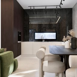 Maciej Dorlet - Nowoczesna kuchnia z ciemną zabudową, białymi szafkami i marmurową ścianą. Stół z krzesłami w neutralnych barwach. Oświetlenie punktowe i dekoracje.