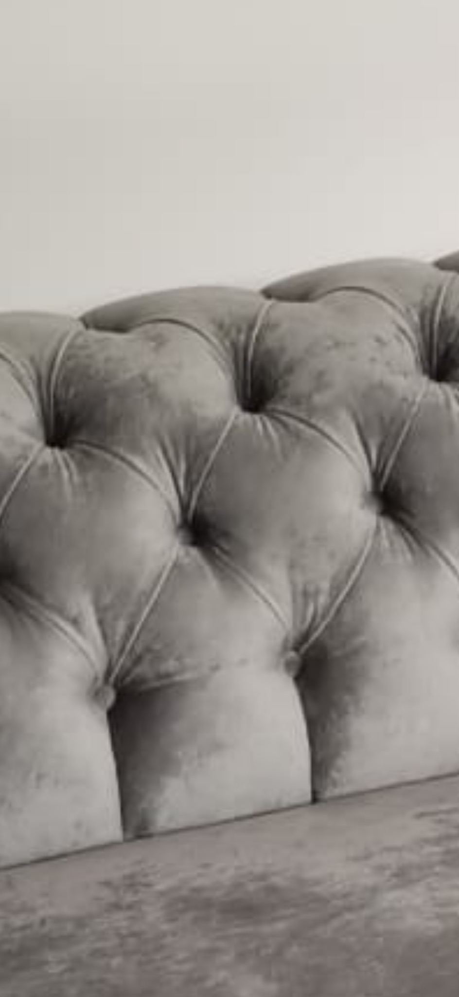 Szary, welurowy zagłówek z pikowaniem w romby, widoczny z bliska, z delikatnym cieniowaniem i miękką fakturą. Elegancki detal wykończenia.