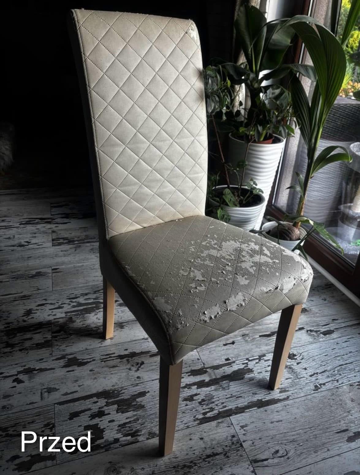 Kremowe krzesło z pikowanym oparciem, zniszczone na siedzisku, ukazane w kadrze z bliska na tle podłogi i roślin doniczkowych. Widoczny napis 'Przed'.
