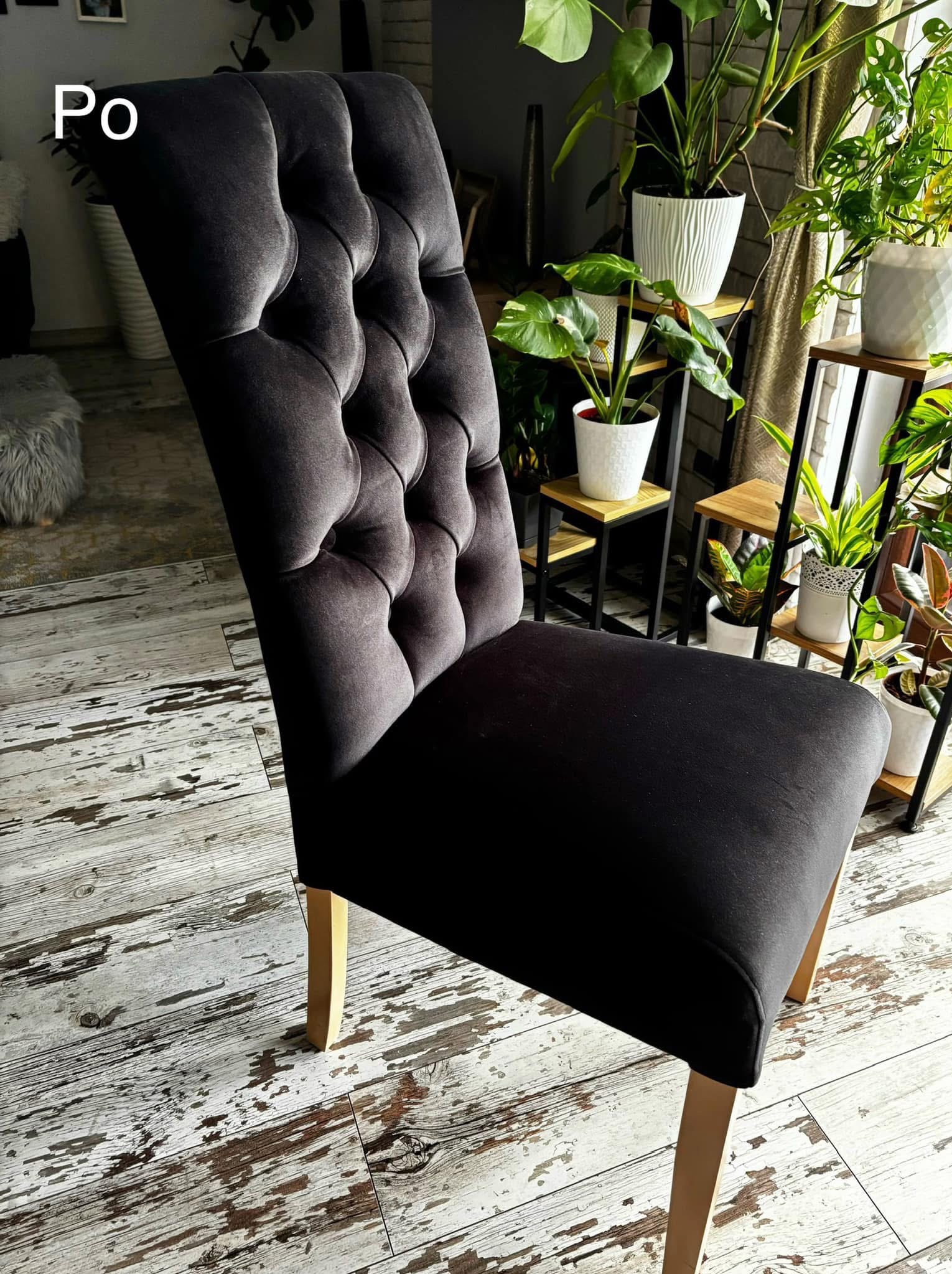Ciemnoszary, tapicerowany krzesło z pikowanym oparciem na tle drewnianej podłogi i roślin doniczkowych. Zdjęcie 'Po' sugeruje efekt renowacji.