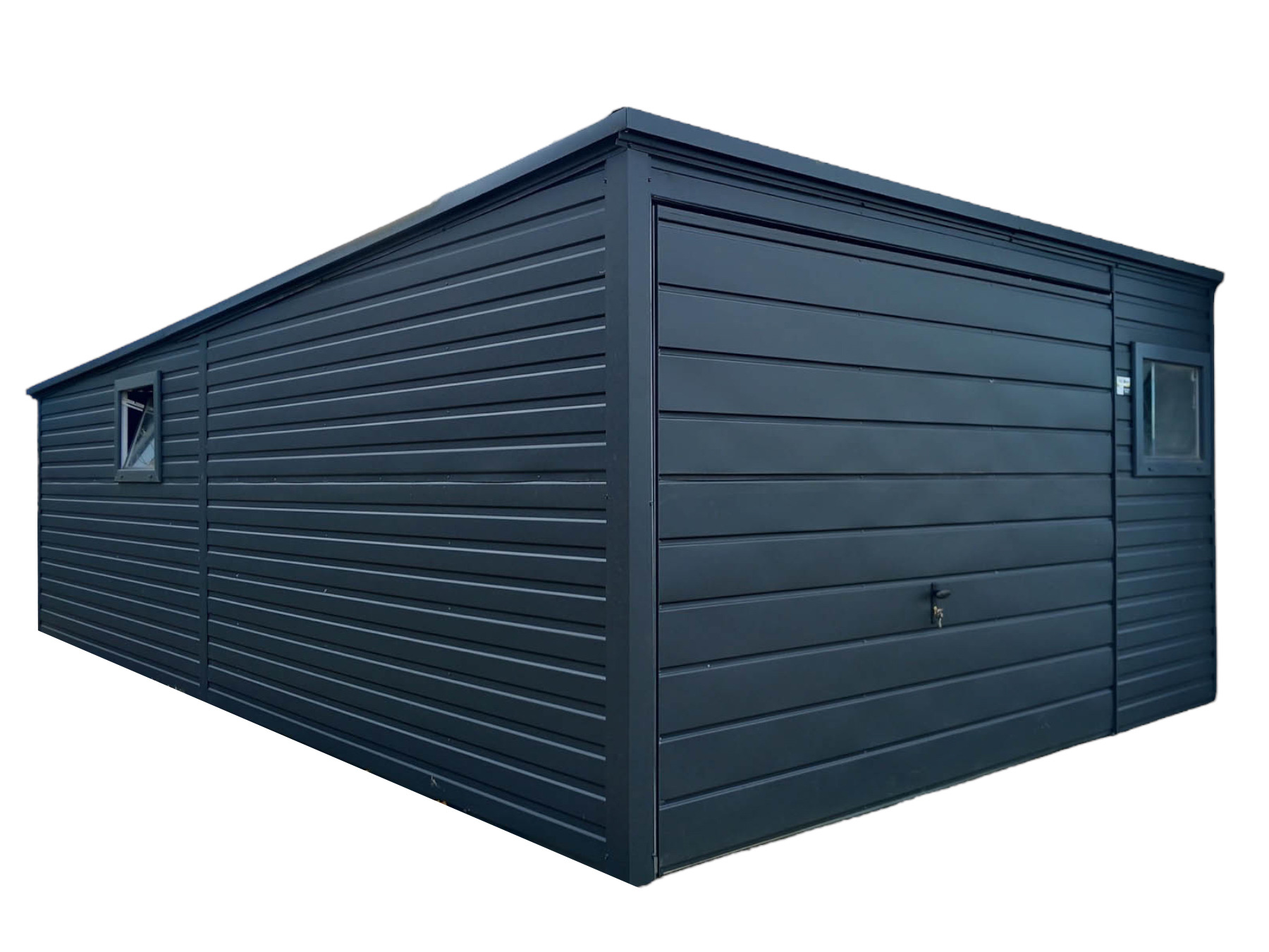 Nowoczesny, grafitowy garaż blaszany z oknami i poziomym panelem, prezentowany z perspektywy narożnej na białym tle. Widoczne detale wykończenia.